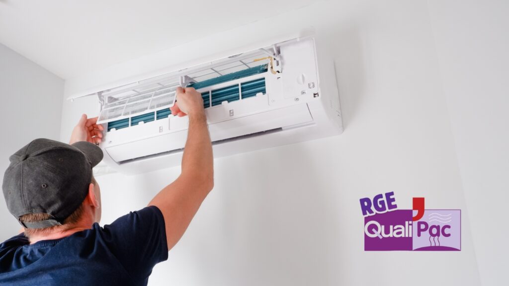 Artisan RGE QUALIPAC installant une clim